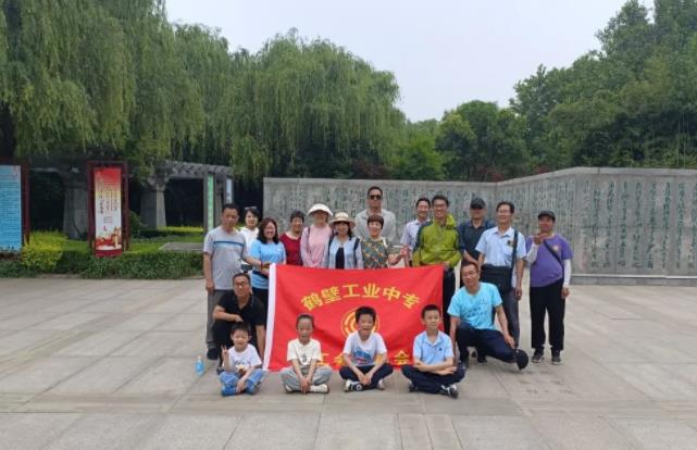 鹤壁工业中专工会组织教职工徒步淇河活动